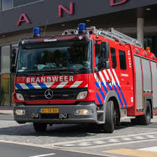 14 brandweerbeamptes van Kaapstad vlug nadat hulle deur ontstoke inwoners met klippe bestook en selfs met grawe geslaan is