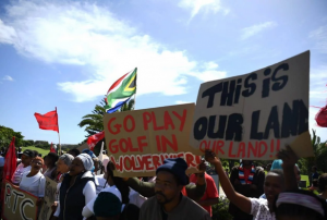 Onwettige grondgrypers beset elite- Rondebosch-gholfbaan in Kaapstad – hulle dring aan dat openbare grond vir bekostigbare behuising herverdeel moet word