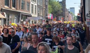 Enorme Mars Teen "Inentings Paspoorte" in Amsterdam Trek 100,000 Protesteerders van Regoor Politieke Spektrum!